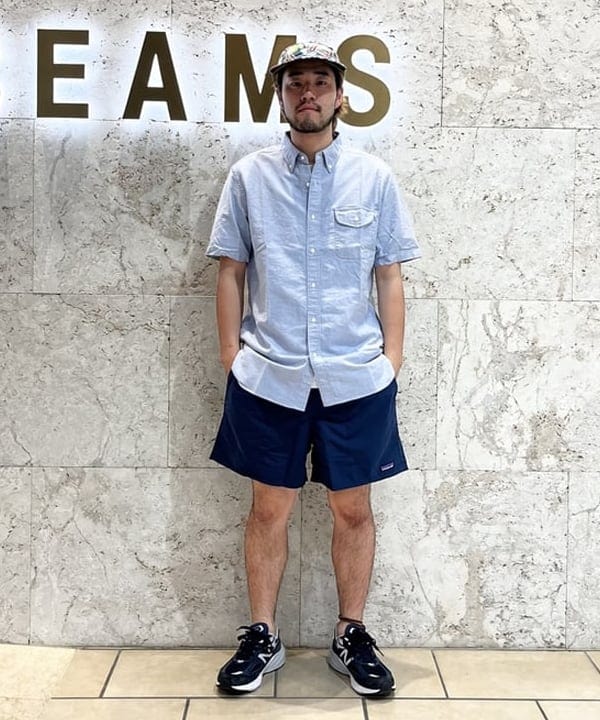 BEAMS MENの【ビームスの百名品】BEAMS PLUS / オックスフォード ショートスリーブ ボタンダウン シャツを使ったコーディネートを紹介します。｜Rakuten Fashion(楽天ファッション／旧楽天ブランドアベニュー)4080990