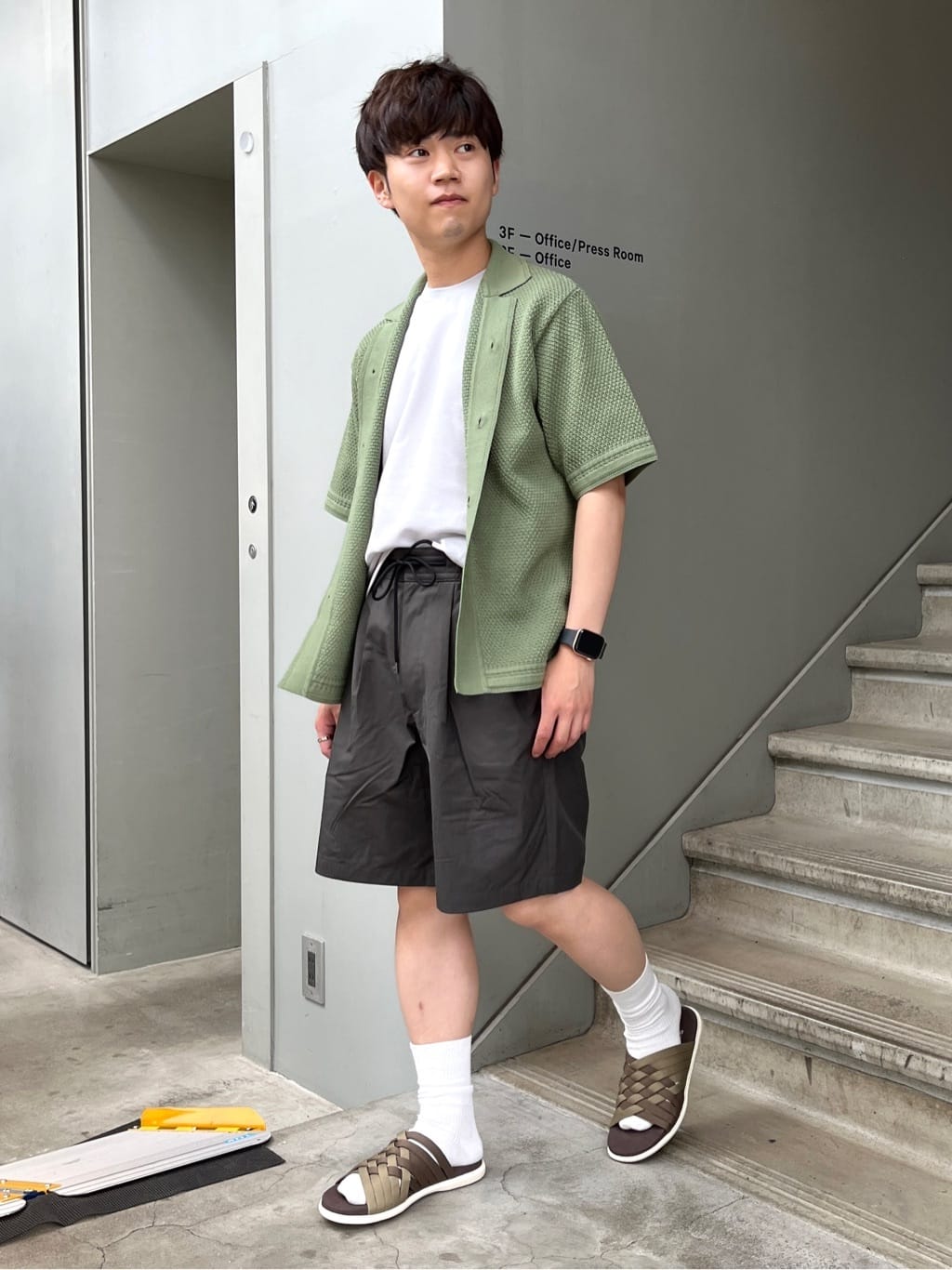 TAKEO KIKUCHIの【夏の軽羽織】スポンディッシュ サマーニットシャツを使ったコーディネートを紹介します。｜Rakuten Fashion(楽天ファッション／旧楽天ブランドアベニュー)4087206