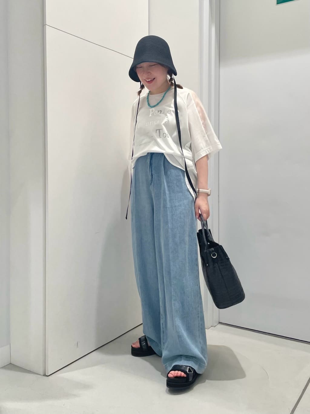 Vinのタックデニムワイドパンツを使ったコーディネートを紹介します。｜Rakuten Fashion(楽天ファッション／旧楽天ブランドアベニュー)4106618