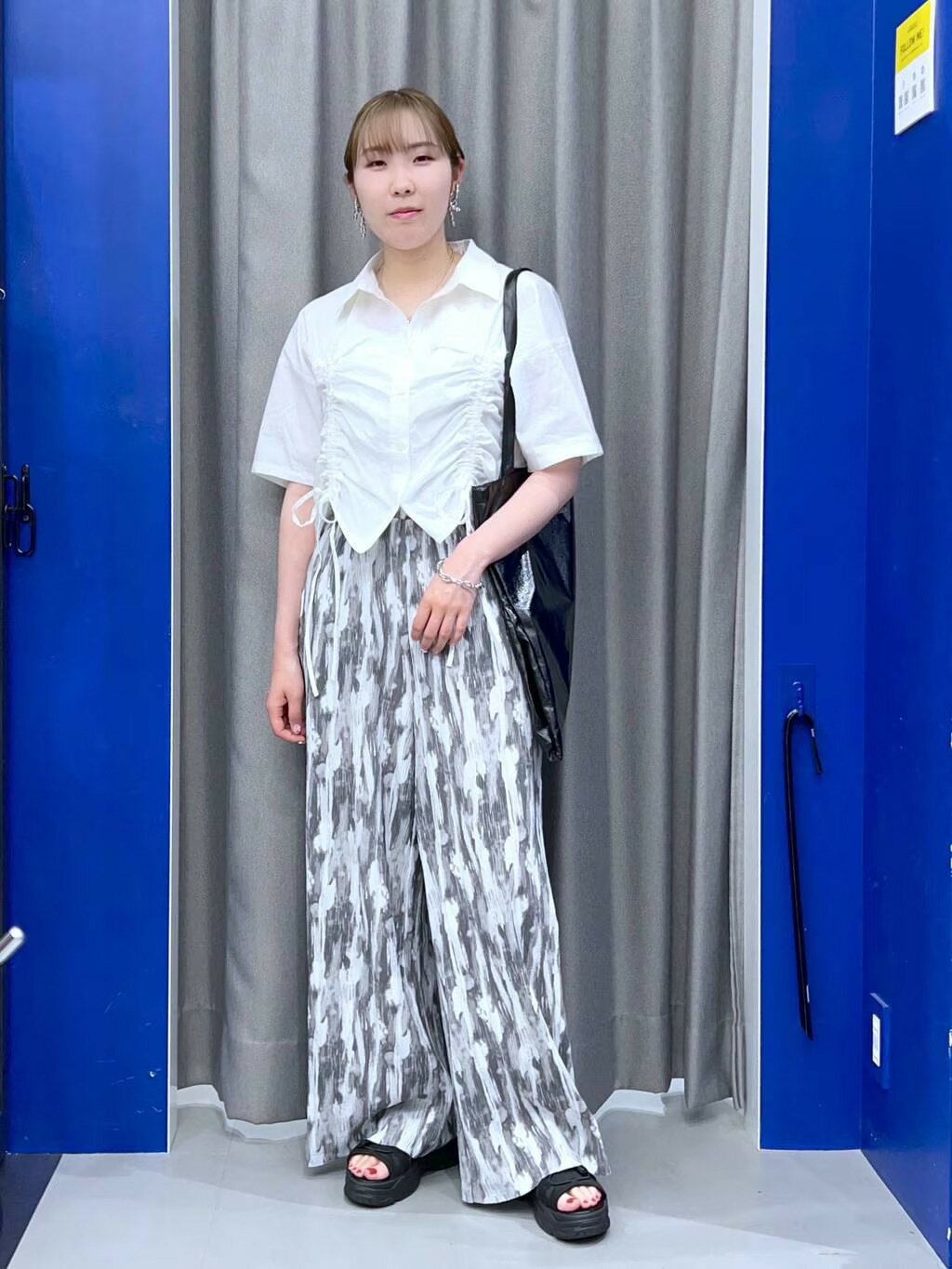 LAKOLEの3パーテーショントートバッグを使ったコーディネートを紹介します。｜Rakuten Fashion(楽天ファッション／旧楽天ブランドアベニュー)4109986