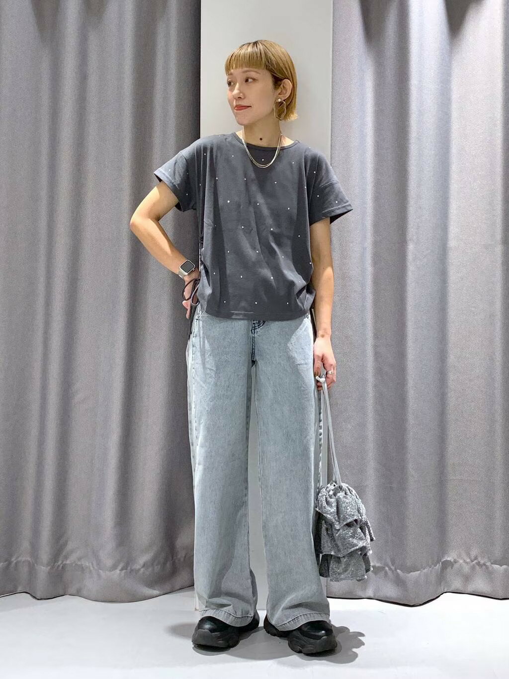 LAKOLEのサイドラインデニムパンツを使ったコーディネートを紹介します。｜Rakuten Fashion(楽天ファッション／旧楽天ブランドアベニュー)4109990