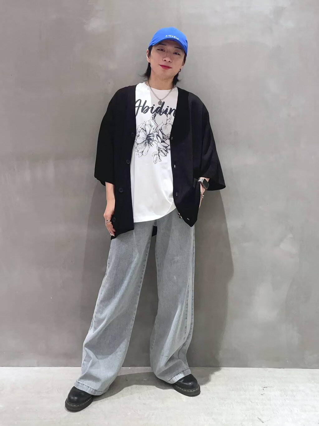 LAKOLEのサイドラインデニムパンツを使ったコーディネートを紹介します。｜Rakuten Fashion(楽天ファッション／旧楽天ブランドアベニュー)4109998