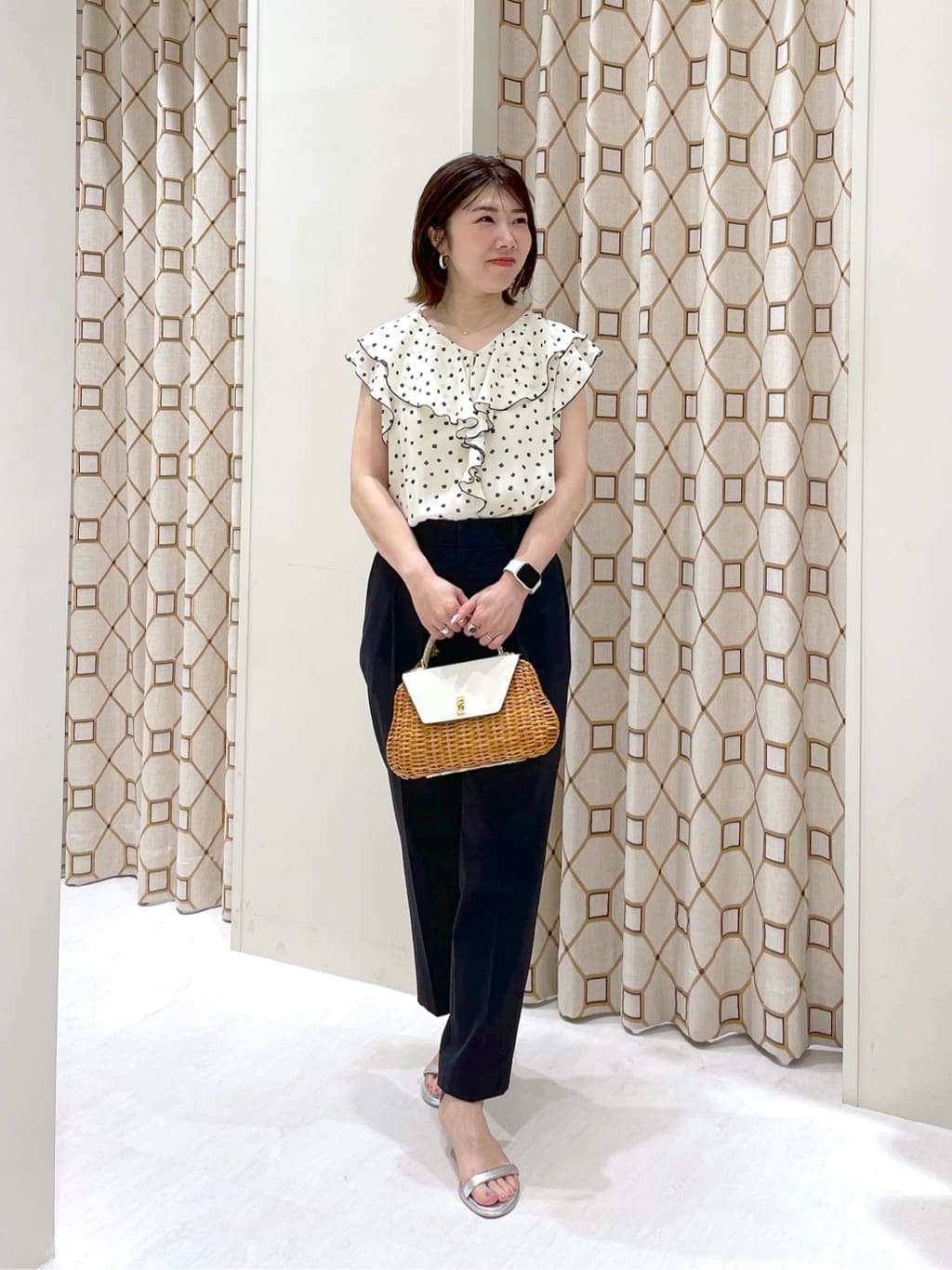 La boutique BonBon スクエアドットラッフルブラウス