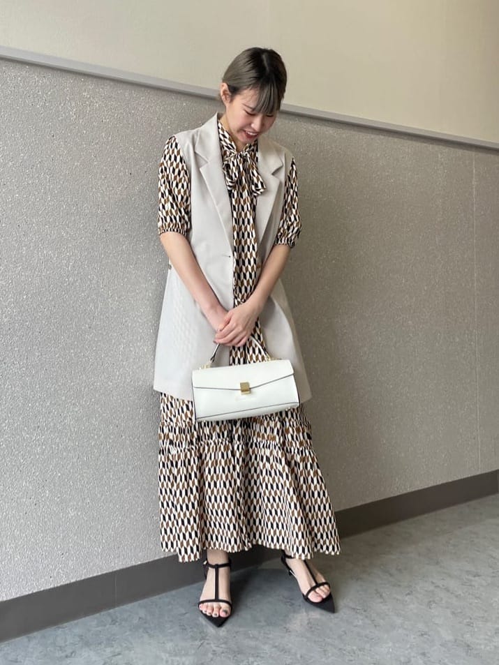 Vinのスクエアワンハンドルバッグ(White/Black)を使ったコーディネートを紹介します。｜Rakuten Fashion(楽天ファッション／旧楽天ブランドアベニュー)4133367