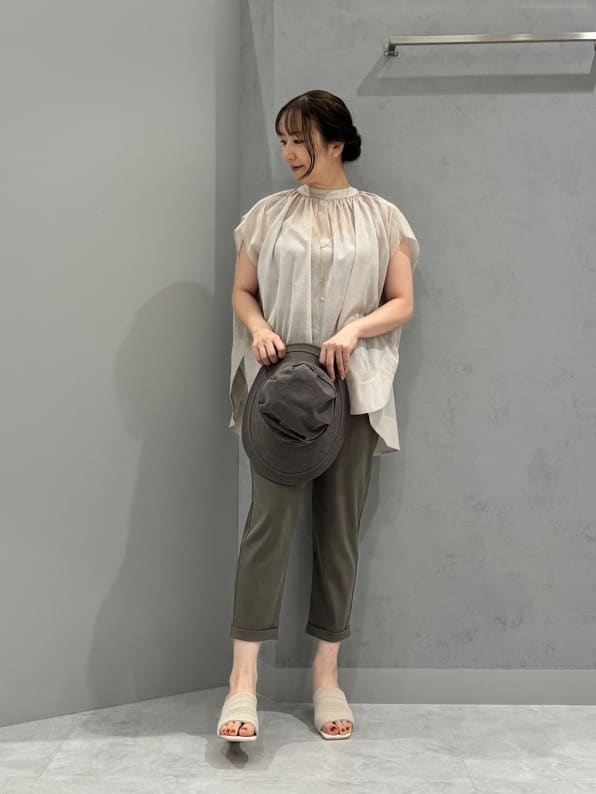 LASUDのテーパードロールアップパンツを使ったコーディネートを紹介します。｜Rakuten Fashion(楽天ファッション／旧楽天ブランドアベニュー)4138649