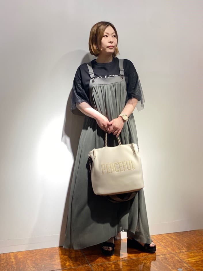 LASUDのレースアップデザインジャンパースカートを使ったコーディネートを紹介します。｜Rakuten Fashion(楽天ファッション／旧楽天ブランドアベニュー)4145933