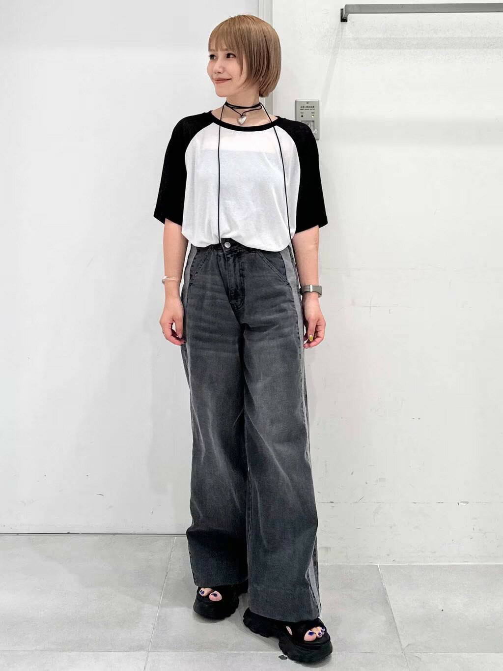 LAKOLEのサイドラインデニムパンツを使ったコーディネートを紹介します。｜Rakuten Fashion(楽天ファッション／旧楽天ブランドアベニュー)4151727