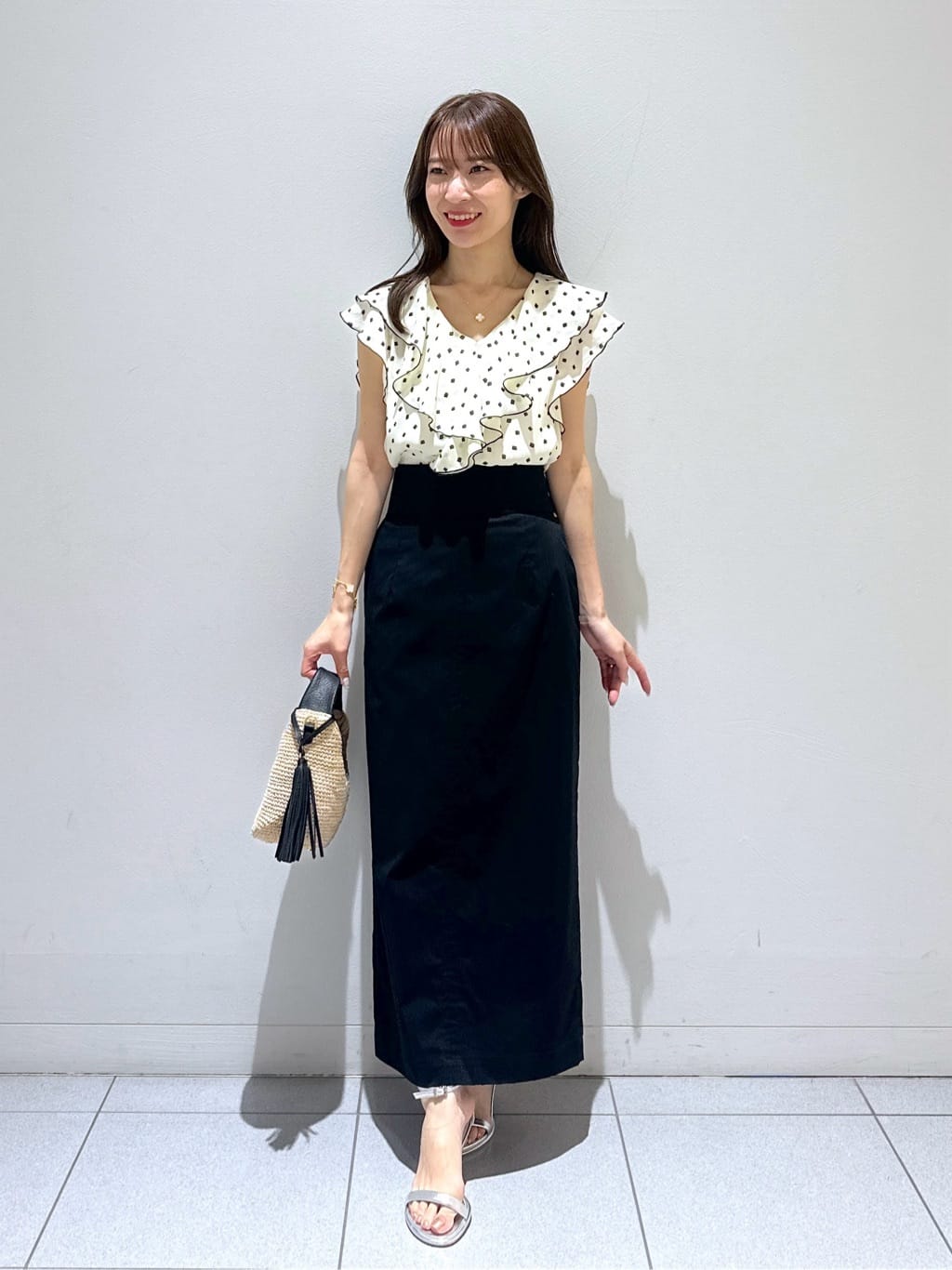 La boutique BonBon スクエアドットラッフルブラウス