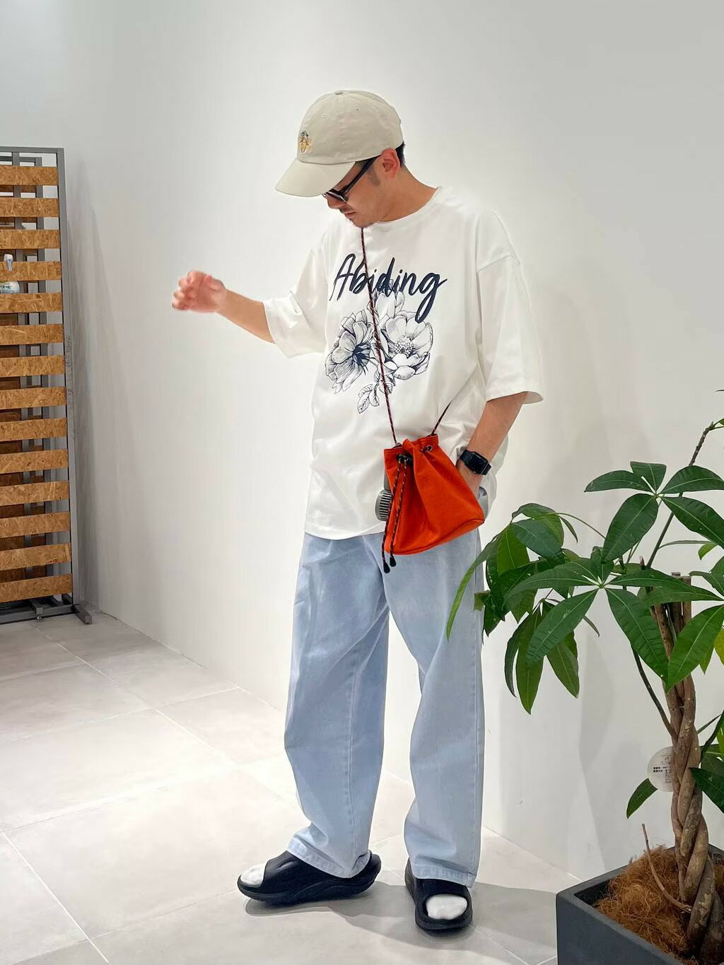 LAKOLEのイージー巾着ショルダーバッグを使ったコーディネートを紹介します。｜Rakuten Fashion(楽天ファッション／旧楽天ブランドアベニュー)4183003