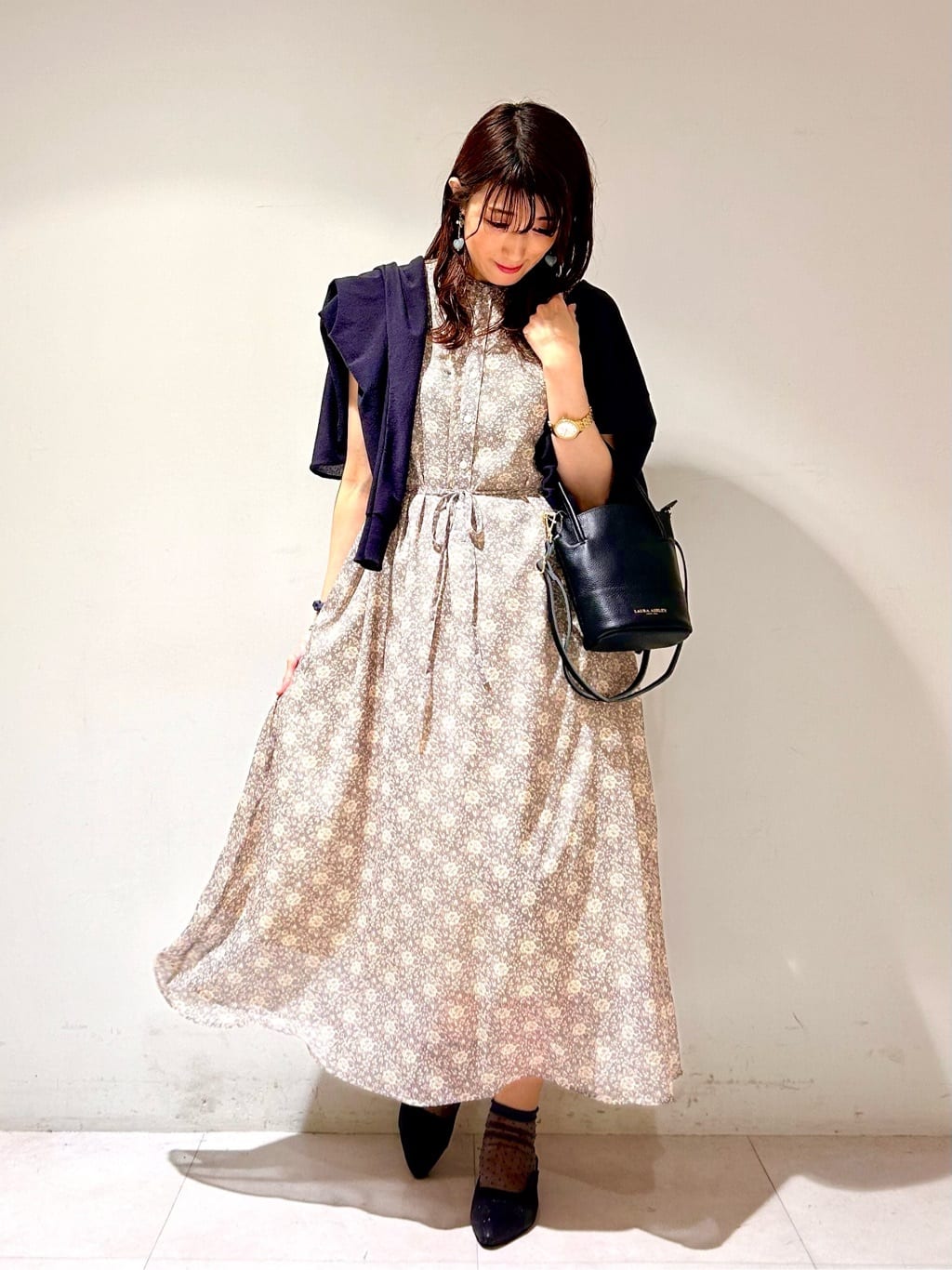 LAURA ASHLEYの縦型レザートートを使ったコーディネートを紹介します。｜Rakuten Fashion(楽天ファッション／旧楽天ブランドアベニュー)4186519