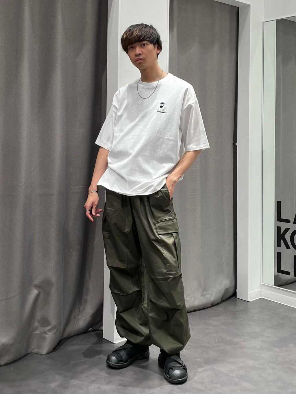 LAKOLEのTCPUライトカーゴパンツを使ったコーディネートを紹介します。｜Rakuten Fashion(楽天ファッション／旧楽天ブランドアベニュー)4219006