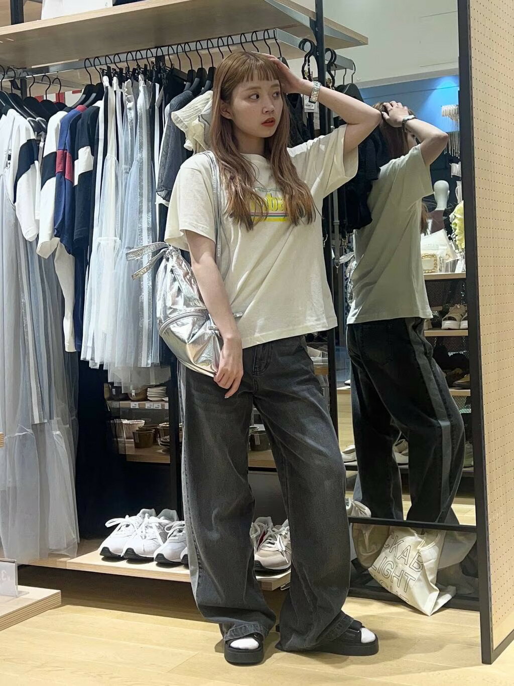 LAKOLEのサイドラインデニムパンツを使ったコーディネートを紹介します。｜Rakuten Fashion(楽天ファッション／旧楽天ブランドアベニュー)4219022