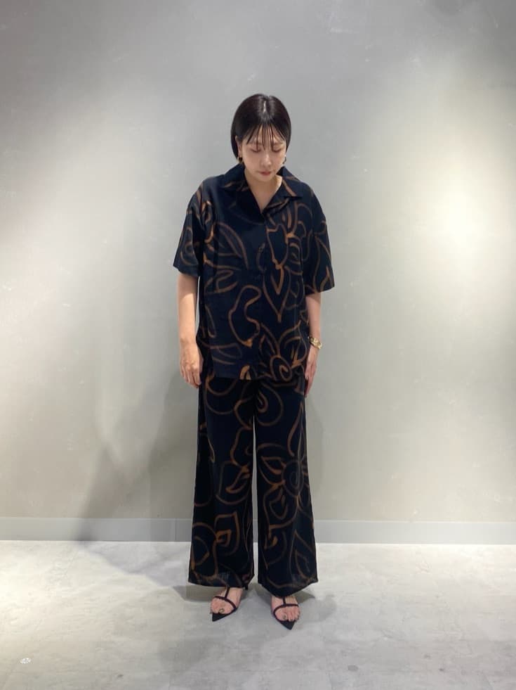 LASUDのスプレープリントオーバーシャツを使ったコーディネートを紹介します。｜Rakuten Fashion(楽天ファッション／旧楽天ブランドアベニュー)4219444