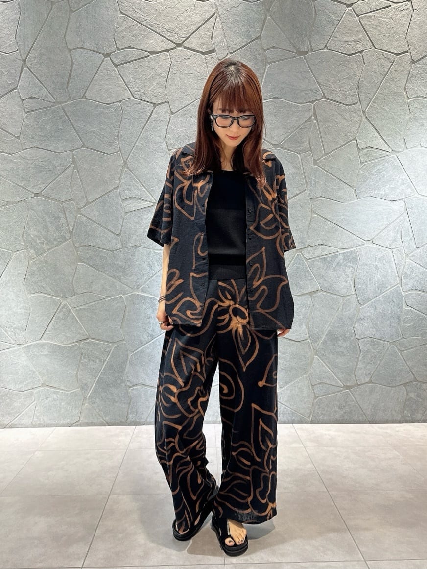 LASUDのスプレープリントオーバーシャツを使ったコーディネートを紹介します。｜Rakuten Fashion(楽天ファッション／旧楽天ブランドアベニュー)4219447