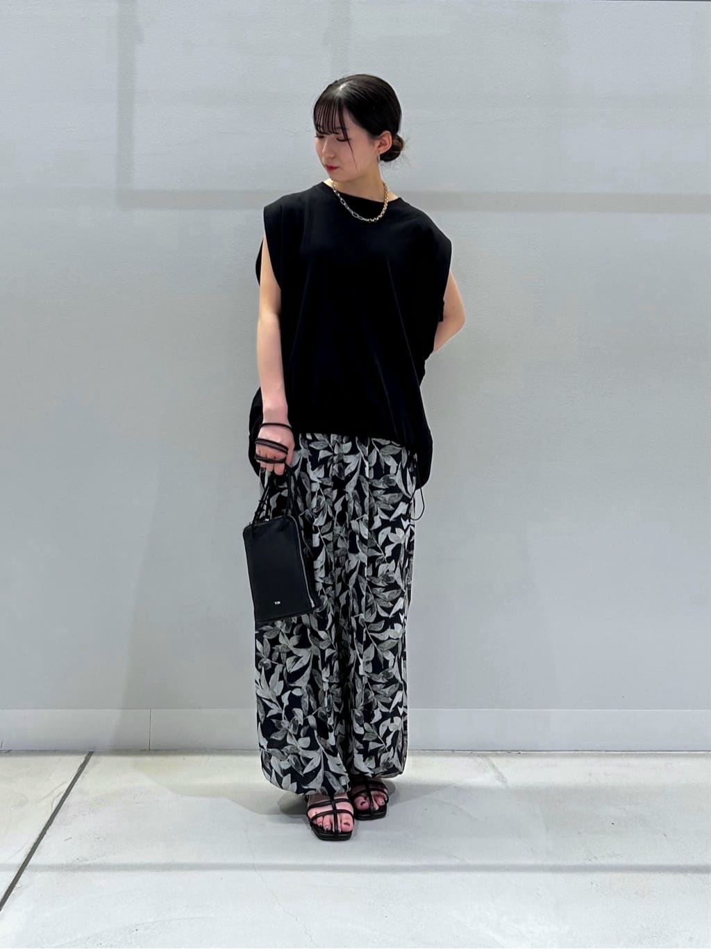 Vinのリーフパターンスピンドルパンツを使ったコーディネートを紹介します。｜Rakuten Fashion(楽天ファッション／旧楽天ブランドアベニュー)4227975