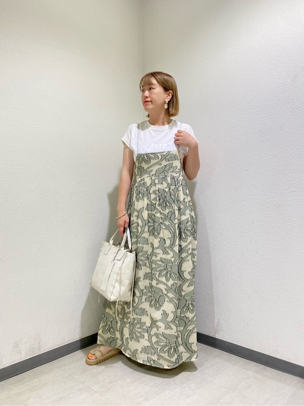 Vinの"Merci"ロゴTシャツを使ったコーディネートを紹介します。｜Rakuten Fashion(楽天ファッション／旧楽天ブランドアベニュー)4232568