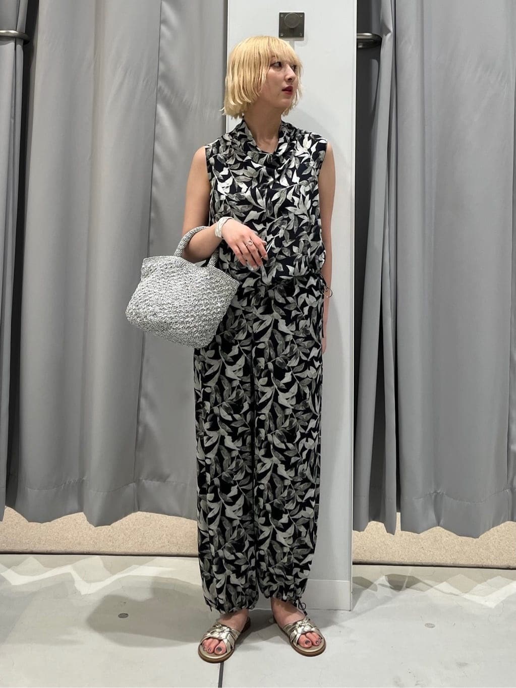 Vinのリーフパターンスピンドルパンツを使ったコーディネートを紹介します。｜Rakuten Fashion(楽天ファッション／旧楽天ブランドアベニュー)4233447