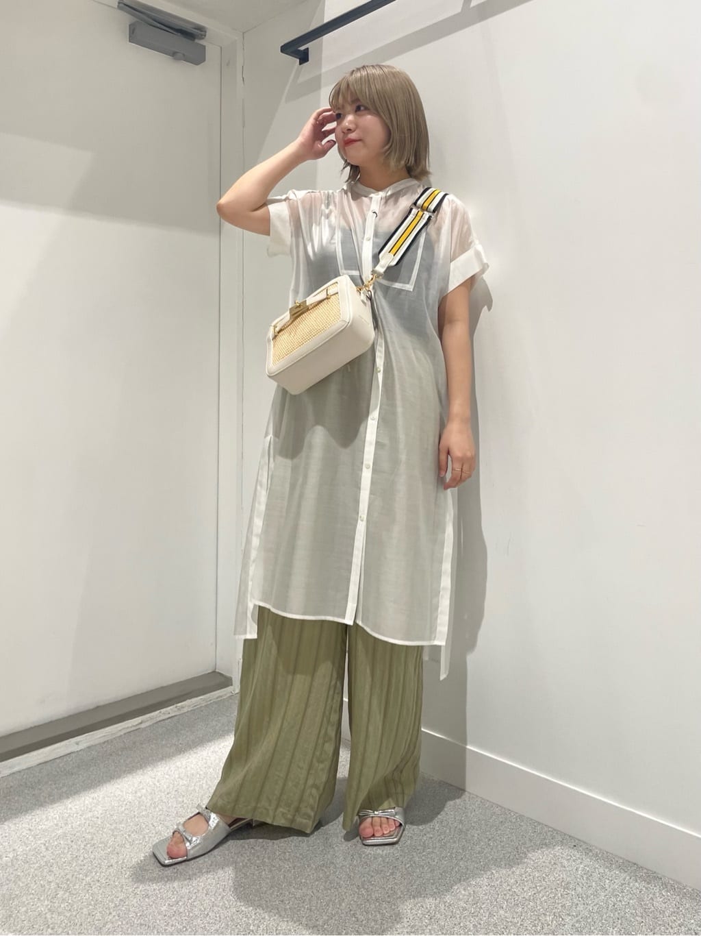 Vinのバンドカラーロングシアーシャツを使ったコーディネートを紹介します。｜Rakuten Fashion(楽天ファッション／旧楽天ブランドアベニュー)4236038