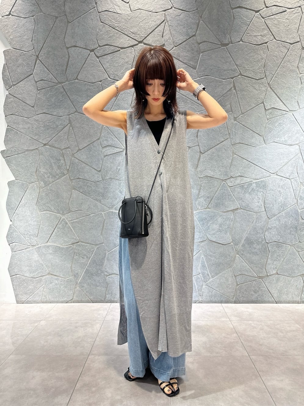 LASUDのタックデニムワイドパンツを使ったコーディネートを紹介します。｜Rakuten Fashion(楽天ファッション／旧楽天ブランドアベニュー)4240457