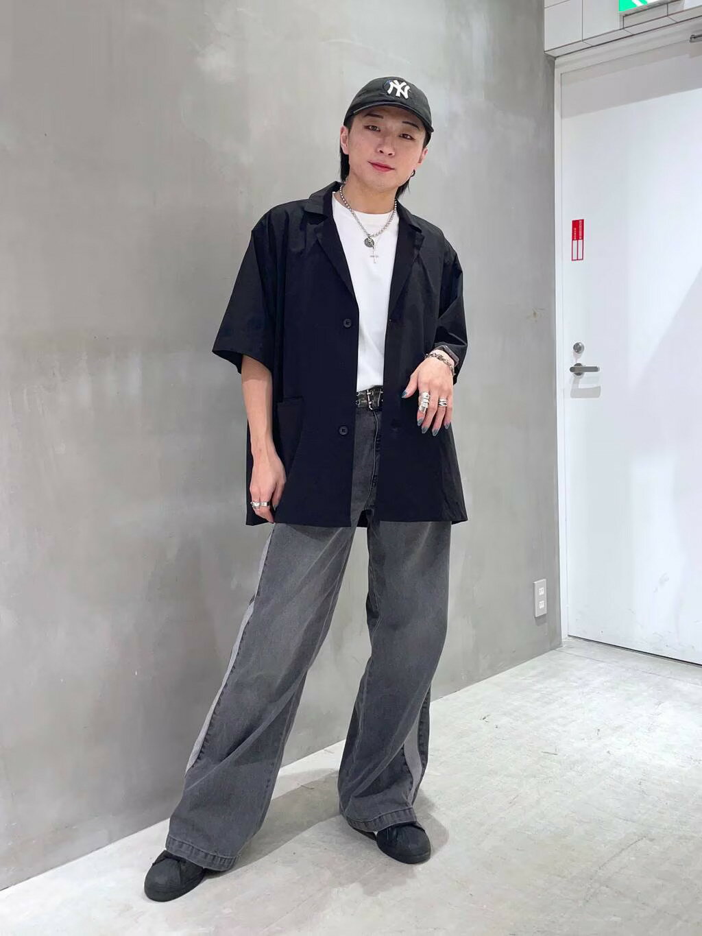 LAKOLEのサイドラインデニムパンツを使ったコーディネートを紹介します。｜Rakuten Fashion(楽天ファッション／旧楽天ブランドアベニュー)4250972