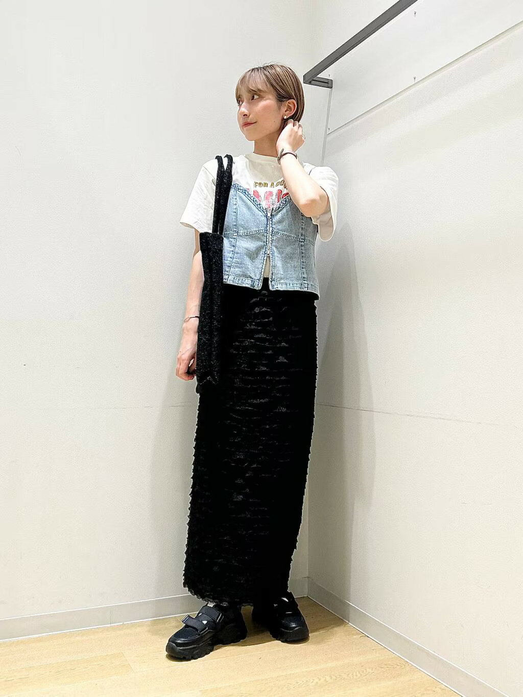 LAKOLEのラメニットトートバッグを使ったコーディネートを紹介します。｜Rakuten Fashion(楽天ファッション／旧楽天ブランドアベニュー)4250977