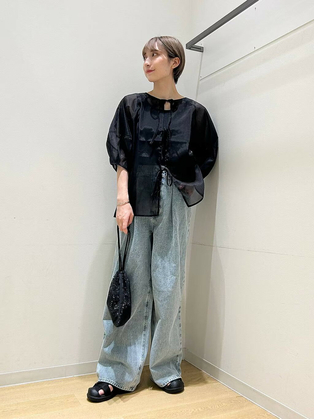 LAKOLEのウエストフックデニムパンツを使ったコーディネートを紹介します。｜Rakuten Fashion(楽天ファッション／旧楽天ブランドアベニュー)4250979