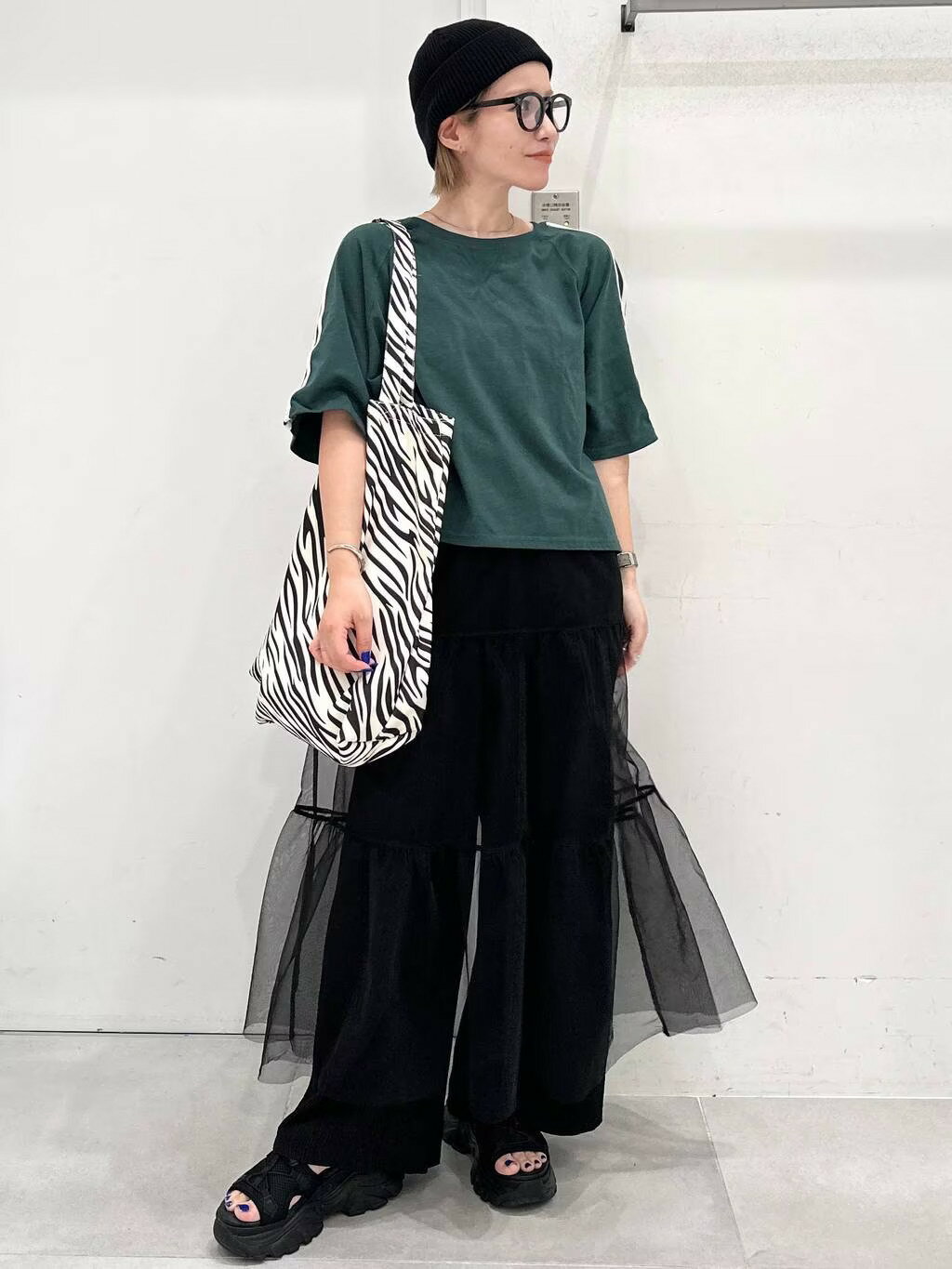 LAKOLEのスクエアビックトートバックを使ったコーディネートを紹介します。｜Rakuten Fashion(楽天ファッション／旧楽天ブランドアベニュー)4250987