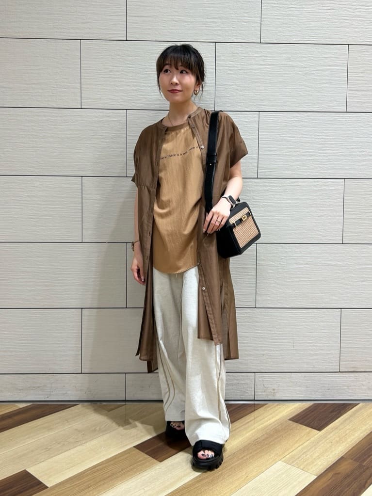 LASUDのバンドカラーロングシアーシャツを使ったコーディネートを紹介します。｜Rakuten Fashion(楽天ファッション／旧楽天ブランドアベニュー)4257260