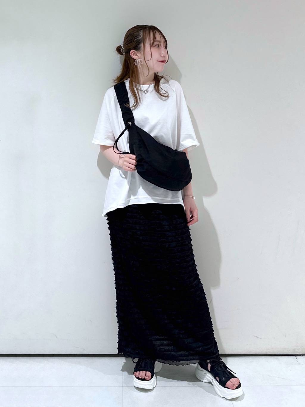 mysty womanの【堀未央奈さん着用アイテム】フリルティアードナロースカートを使ったコーディネートを紹介します。｜Rakuten Fashion(楽天ファッション／旧楽天ブランドアベニュー)4265818