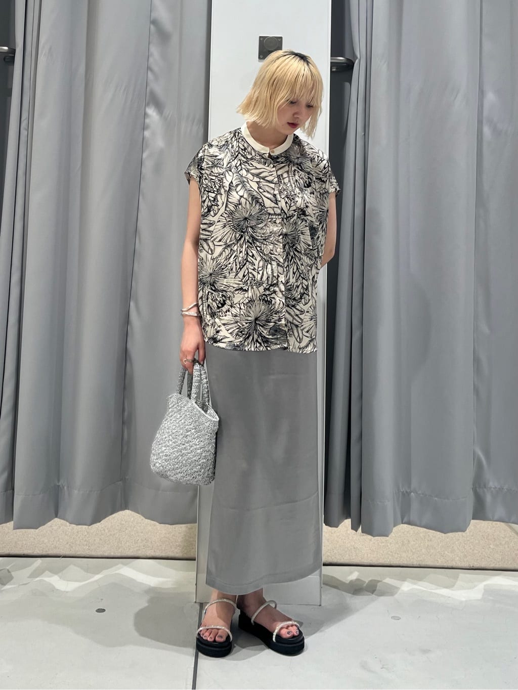 LASUDのサテンナロースカートを使ったコーディネートを紹介します。｜Rakuten Fashion(楽天ファッション／旧楽天ブランドアベニュー)4266647