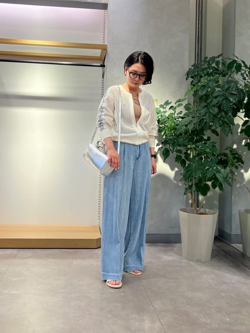 Vinのタックデニムワイドパンツを使ったコーディネートを紹介します。｜Rakuten Fashion(楽天ファッション／旧楽天ブランドアベニュー)4266669