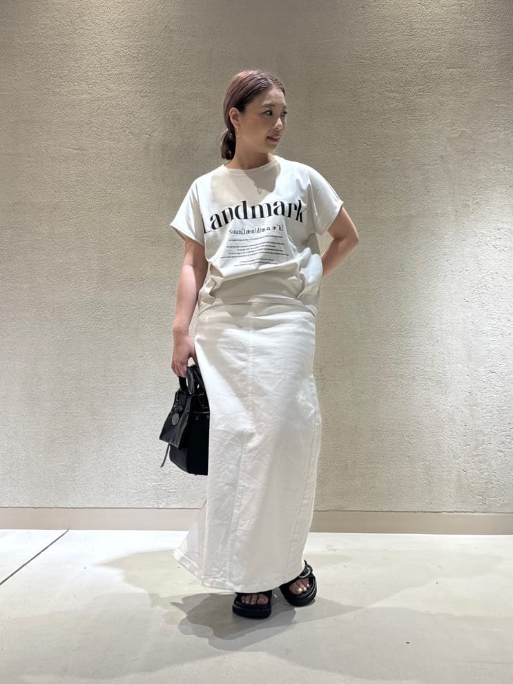 LASUDの「05」ロングデニムスカート(White color/Black color)を使ったコーディネートを紹介します。｜Rakuten Fashion(楽天ファッション／旧楽天ブランドアベニュー)4278501