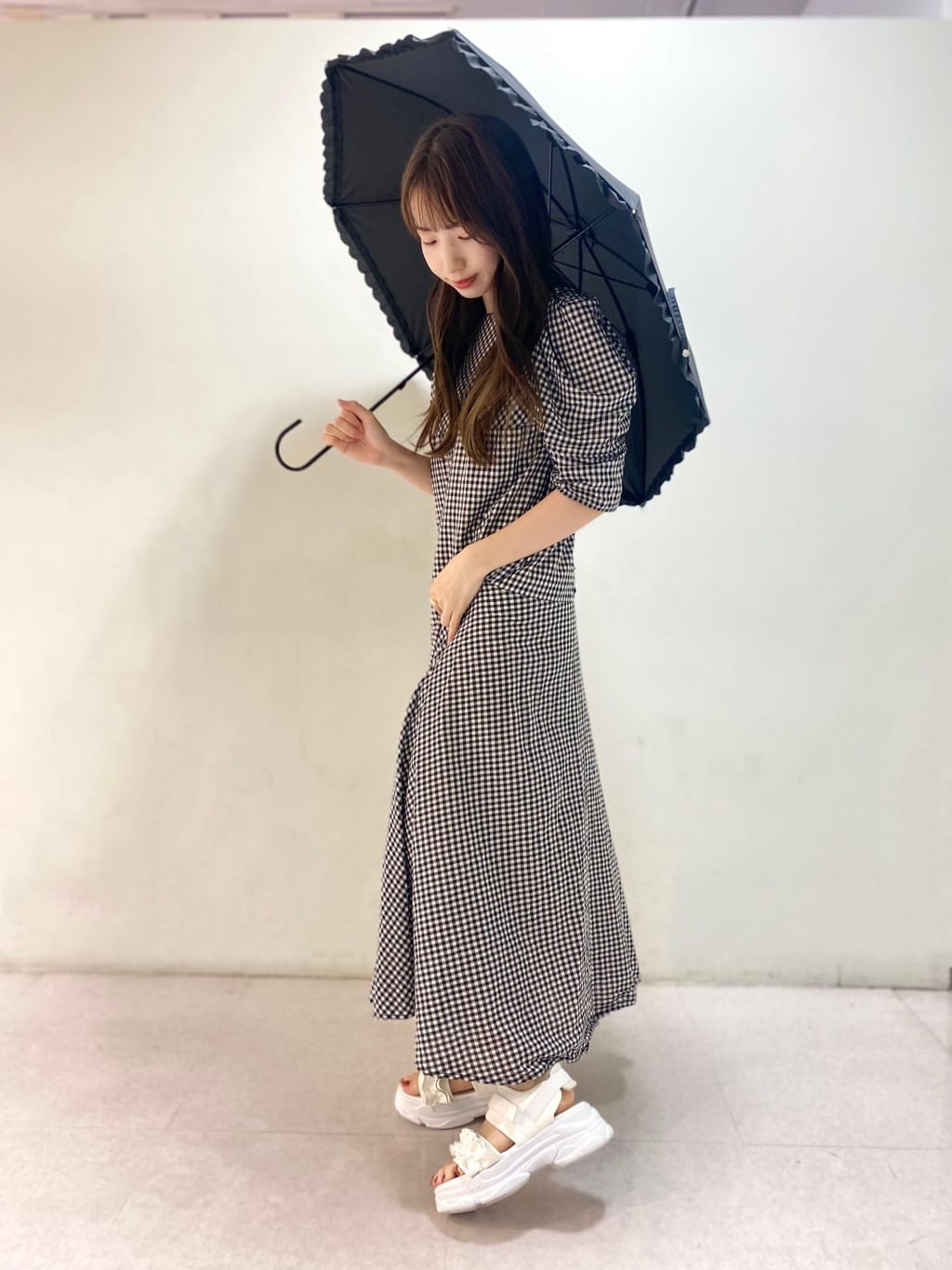 ESPERANZAの【紫外線遮蔽率99.9%以上/遮光率99.9%以上/レイン/日傘/UVカット】フリル長傘を使ったコーディネートを紹介します。｜Rakuten Fashion(楽天ファッション／旧楽天ブランドアベニュー)4283128