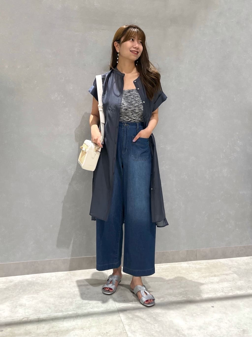 Vinのバンドカラーロングシアーシャツを使ったコーディネートを紹介します。｜Rakuten Fashion(楽天ファッション／旧楽天ブランドアベニュー)4292188