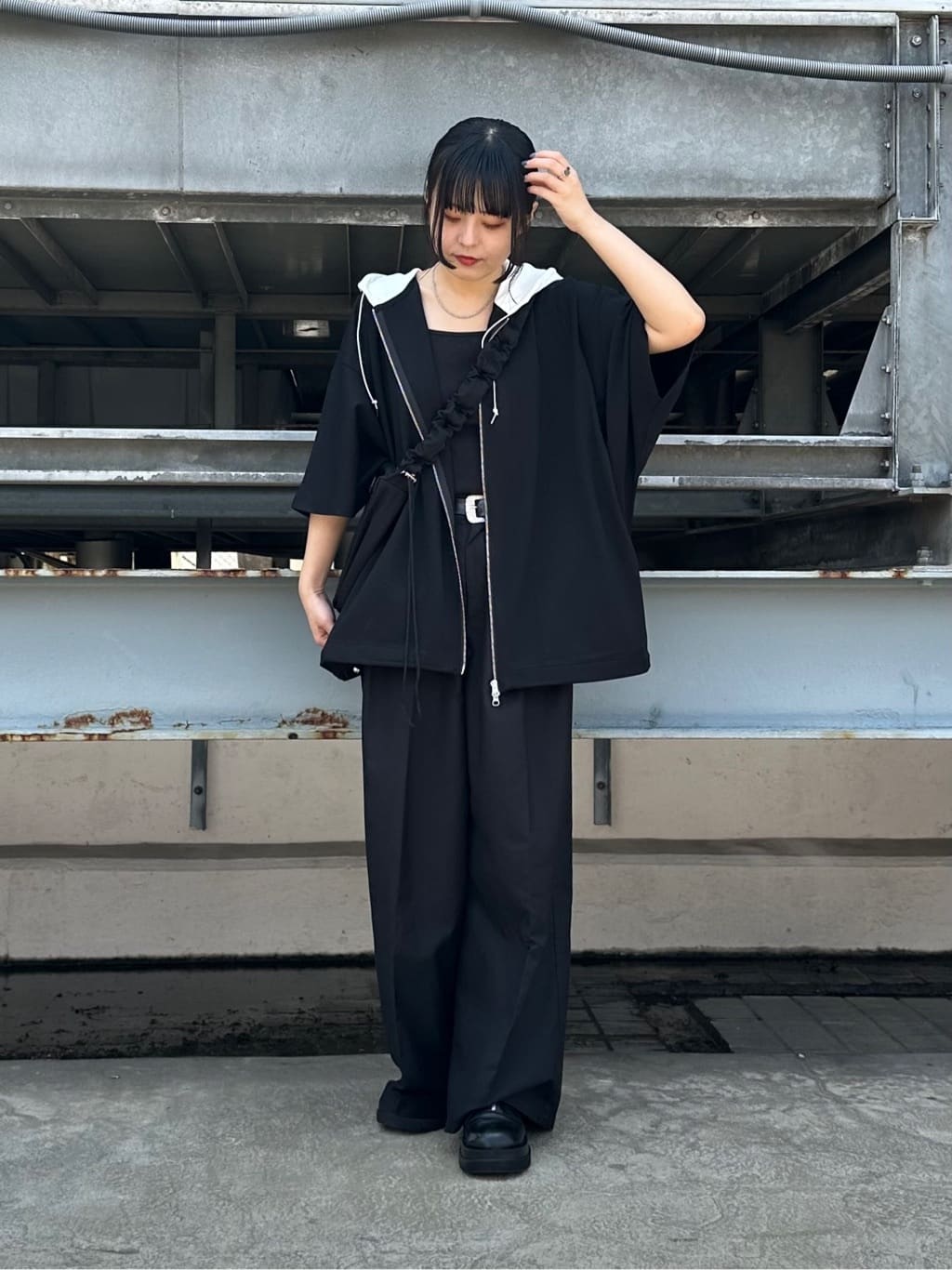 tk.TAKEO KIKUCHIのドロストショルダーバッグを使ったコーディネートを紹介します。｜Rakuten Fashion(楽天ファッション／旧楽天ブランドアベニュー)4294736