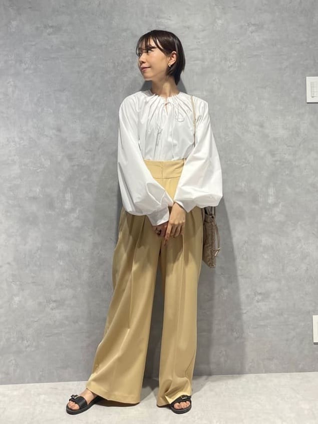 NANO universeのタックカラーボリュームブラウスを使ったコーディネートを紹介します。｜Rakuten Fashion(楽天ファッション／旧楽天ブランドアベニュー)4305050