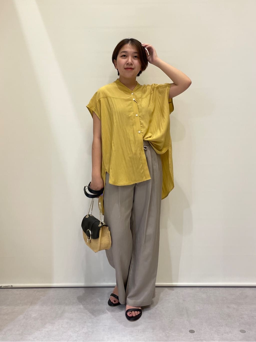 Vinのフリルキーネックシャツを使ったコーディネートを紹介します。｜Rakuten Fashion(楽天ファッション／旧楽天ブランドアベニュー)4309294