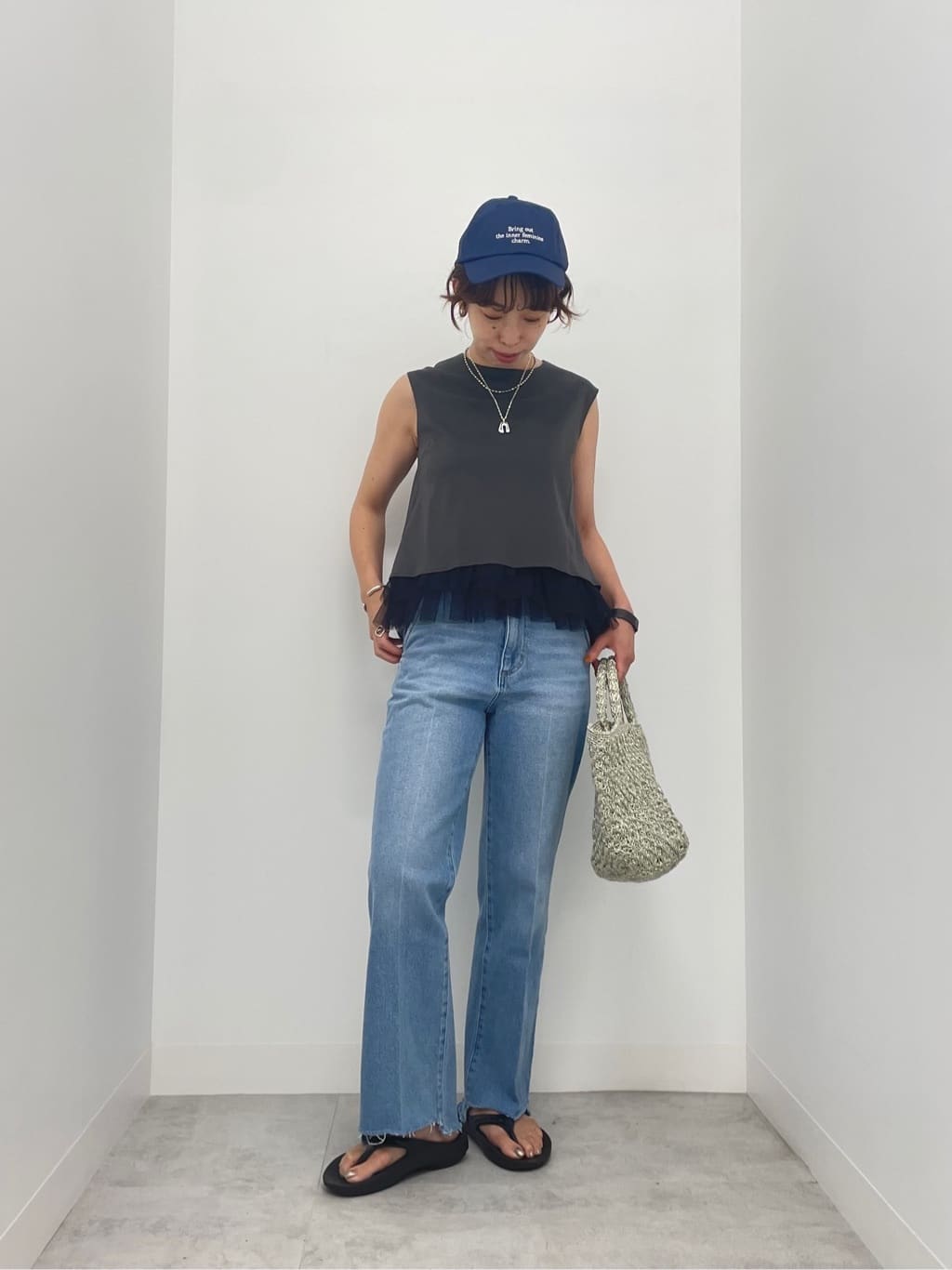 Vinのカットオフフレアデニムパンツを使ったコーディネートを紹介します。｜Rakuten Fashion(楽天ファッション／旧楽天ブランドアベニュー)4310057