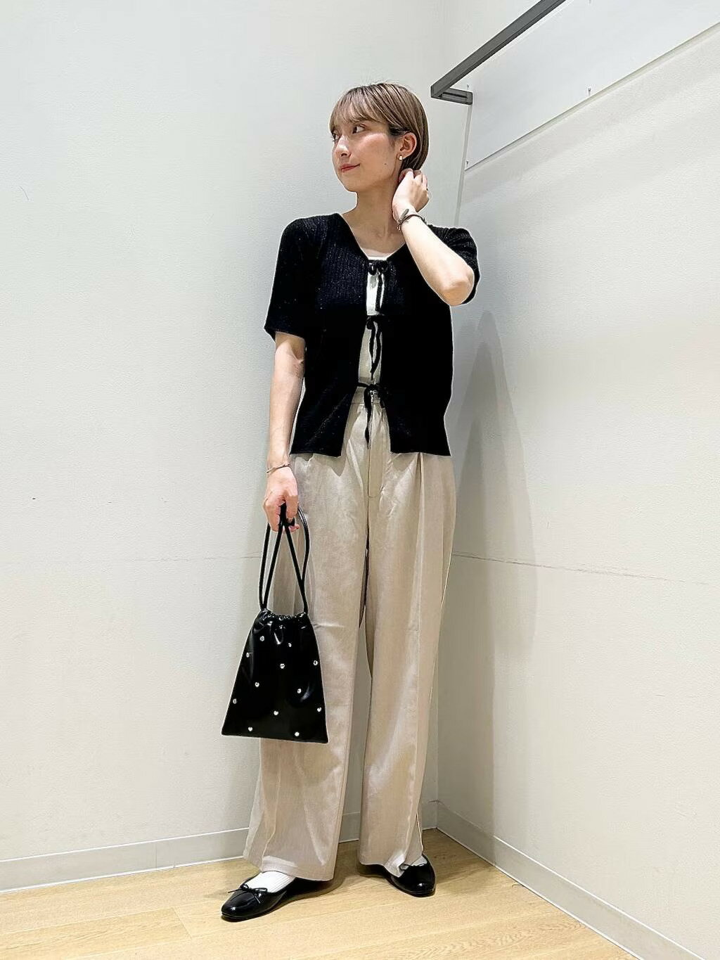 LAKOLEのサイドラインスラックスパンツを使ったコーディネートを紹介します。｜Rakuten Fashion(楽天ファッション／旧楽天ブランドアベニュー)4310390