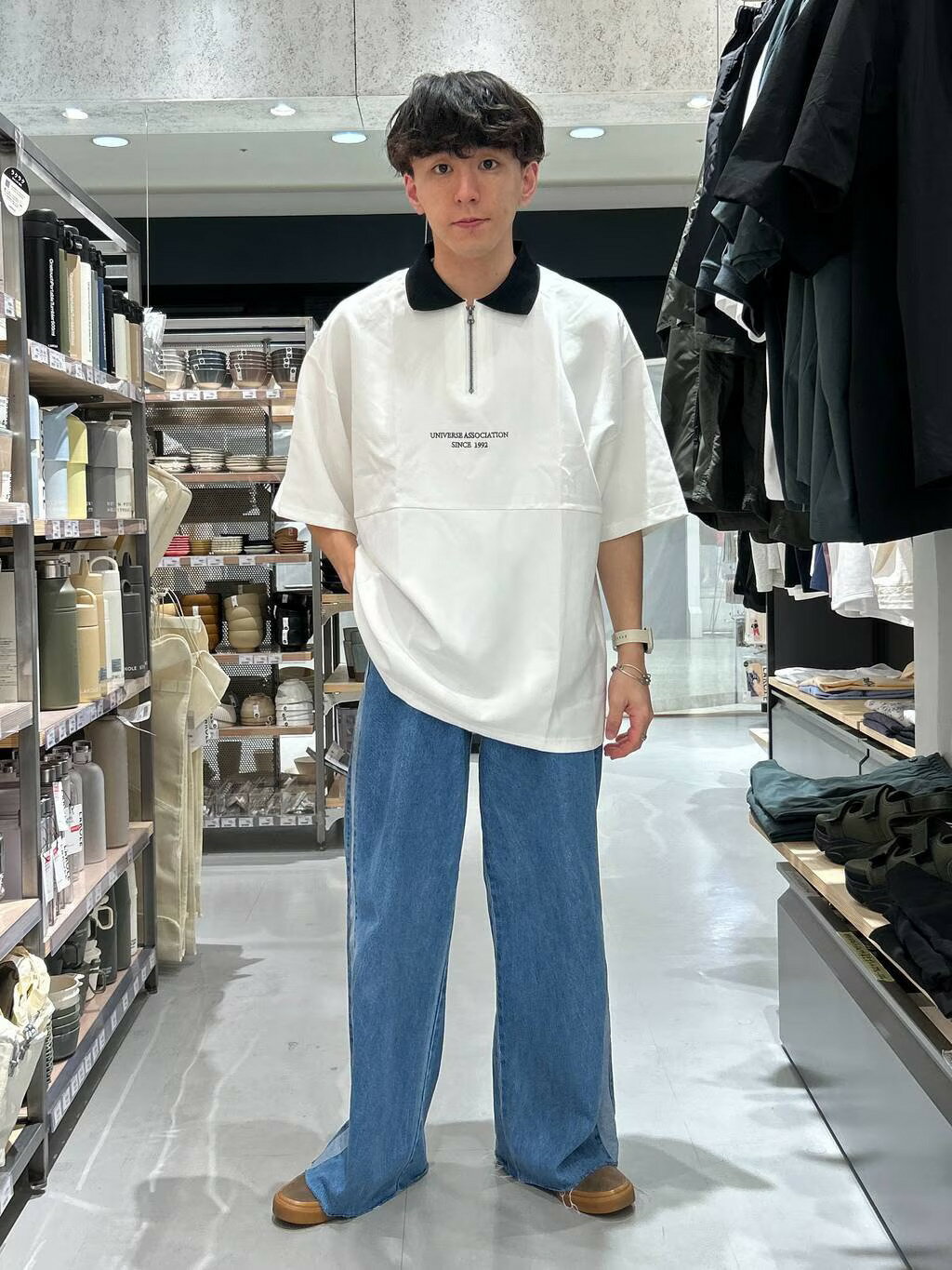 LAKOLEのサイドラインデニムパンツを使ったコーディネートを紹介します。｜Rakuten Fashion(楽天ファッション／旧楽天ブランドアベニュー)4310376