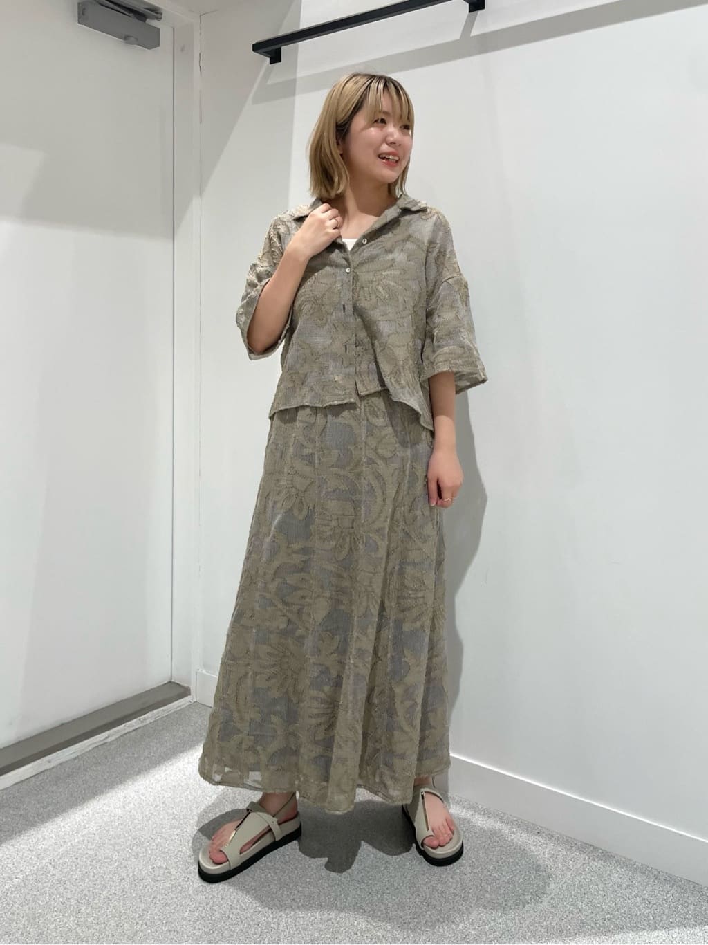 LASUDのネットカットジャガードフレアスカートを使ったコーディネートを紹介します。｜Rakuten Fashion(楽天ファッション／旧楽天ブランドアベニュー)4323396