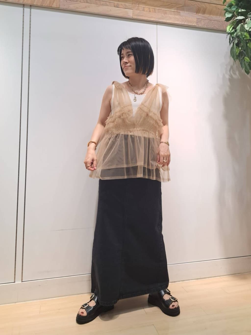 Vinの「05」ロングデニムスカート(White color/Black color)を使ったコーディネートを紹介します。｜Rakuten Fashion(楽天ファッション／旧楽天ブランドアベニュー)4336742