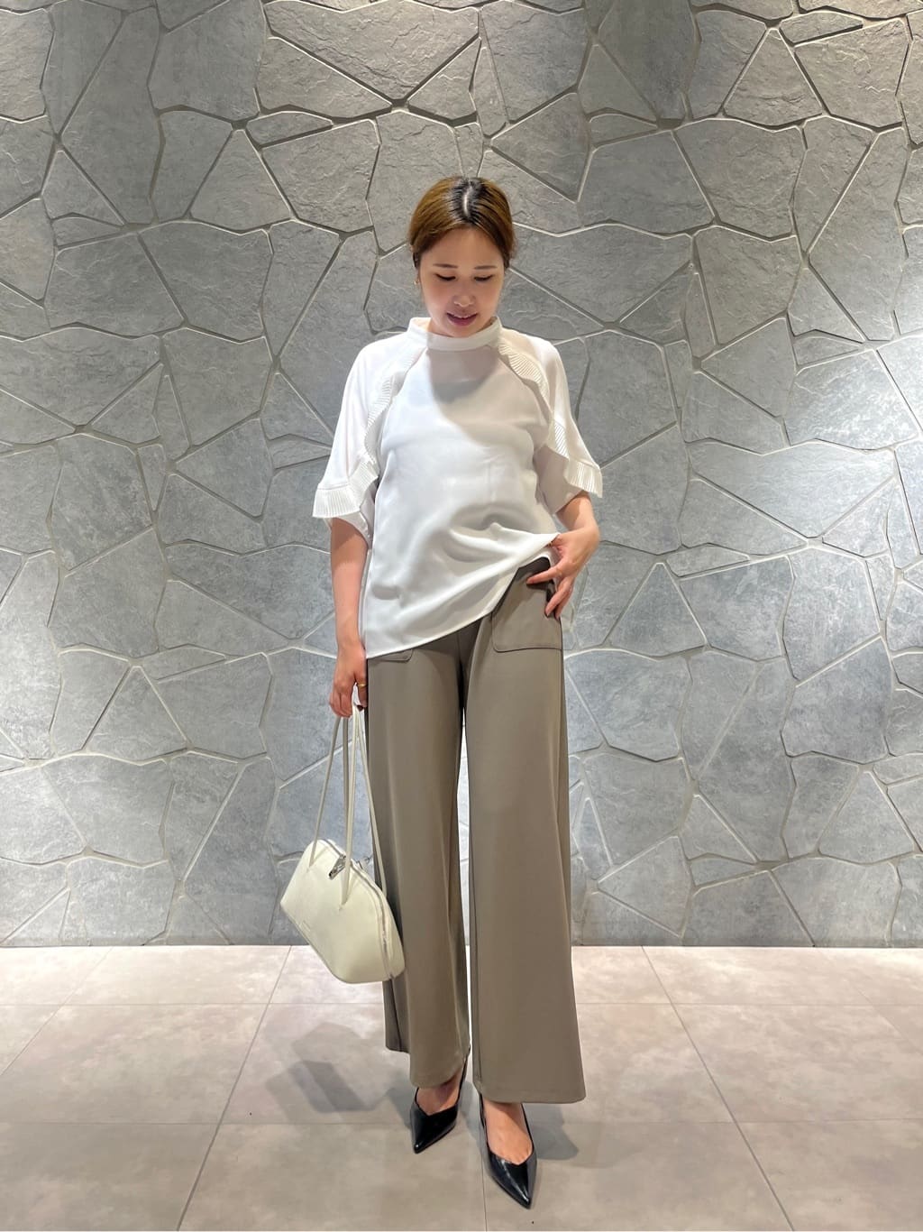 LASUDのハーフスリーブプリーツフリルブラウスを使ったコーディネートを紹介します。｜Rakuten Fashion(楽天ファッション／旧楽天ブランドアベニュー)4336999