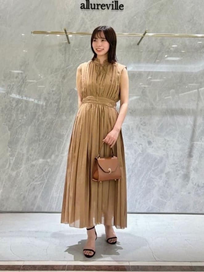 allurevilleの【LOULOU WILLOUGHBY】ランダムプリーツワンピースを使っ 