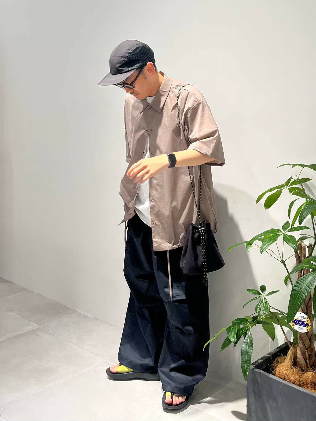 LAKOLEのイージー巾着ショルダーバッグを使ったコーディネートを紹介します。｜Rakuten Fashion(楽天ファッション／旧楽天ブランドアベニュー)4338200