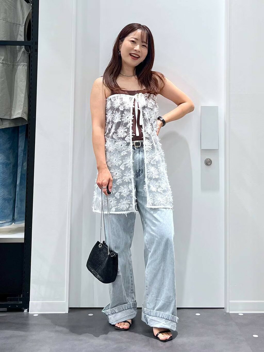 LAKOLEのサイドラインデニムパンツを使ったコーディネートを紹介します。｜Rakuten Fashion(楽天ファッション／旧楽天ブランドアベニュー)4338207