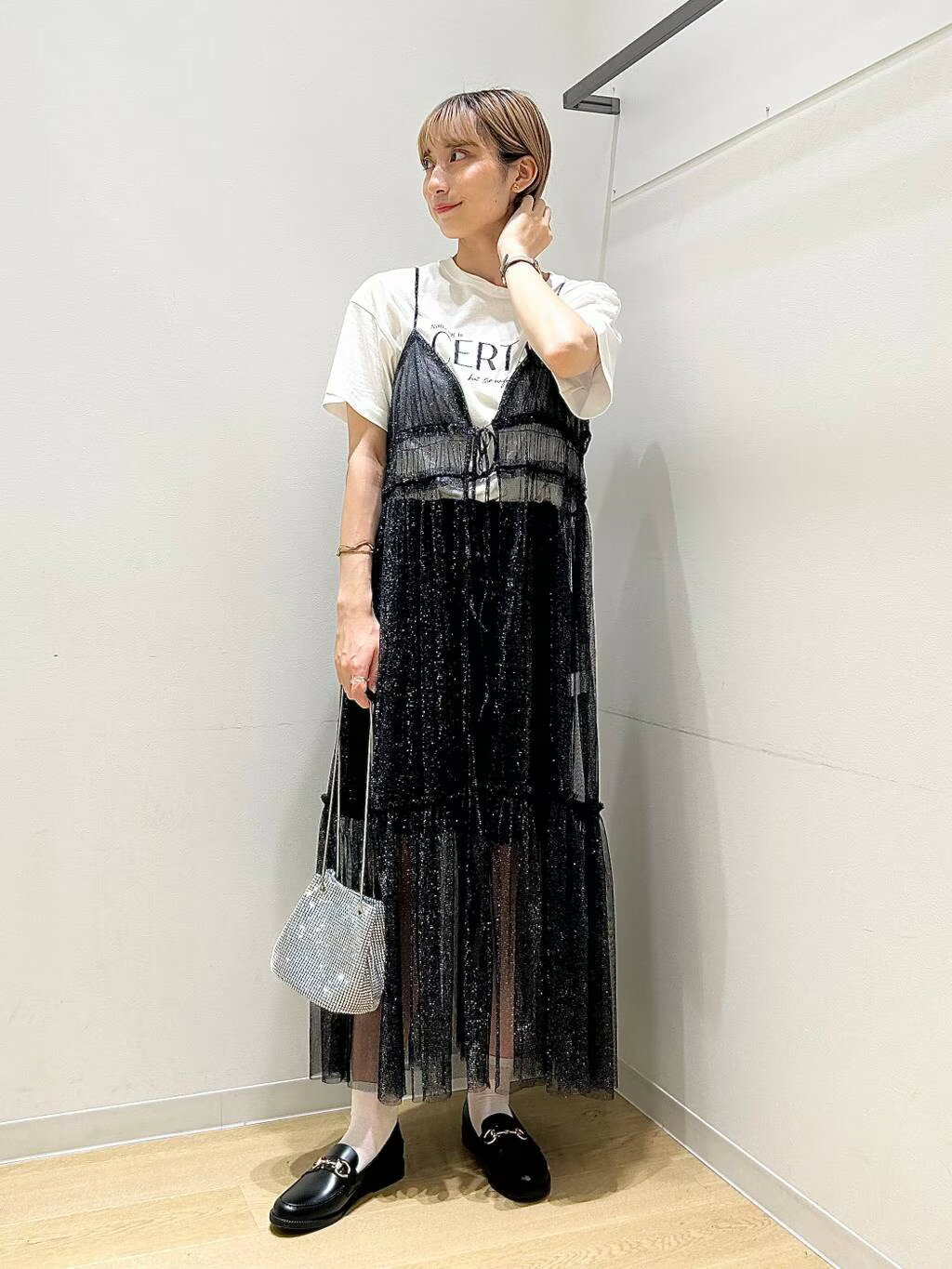 LAKOLEのシアーラメクルーソックスを使ったコーディネートを紹介します。｜Rakuten Fashion(楽天ファッション／旧楽天ブランドアベニュー)4338214