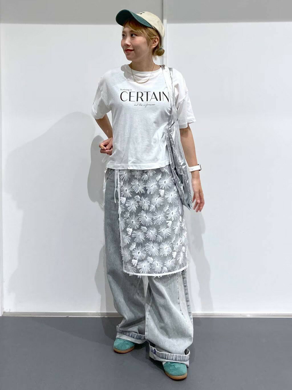 LAKOLEのサイドラインデニムパンツを使ったコーディネートを紹介します。｜Rakuten Fashion(楽天ファッション／旧楽天ブランドアベニュー)4338215