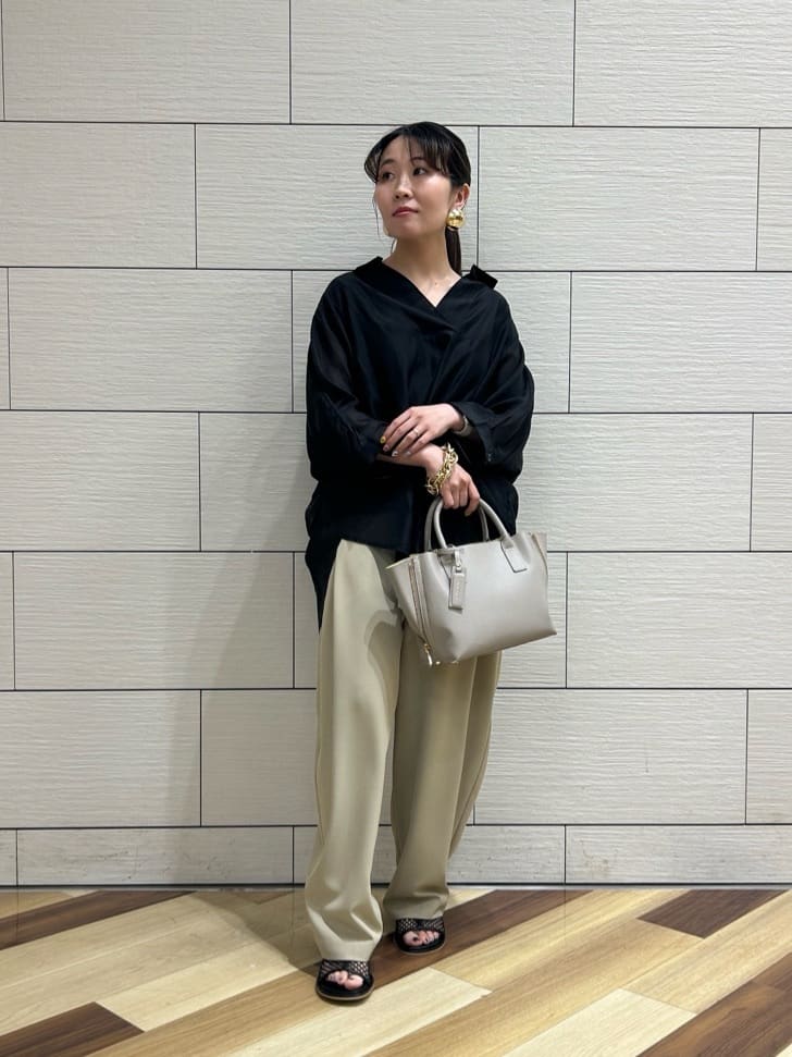 Vinのサイドタックワイドカーブパンツ(gray,black,beige)を使ったコーディネートを紹介します。｜Rakuten Fashion(楽天ファッション／旧楽天ブランドアベニュー)4341192