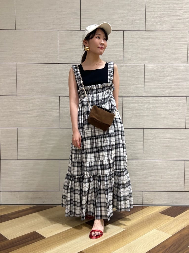 Vinのチェックティアードボリュームジャンパースカートを使ったコーディネートを紹介します。｜Rakuten Fashion(楽天ファッション／旧楽天ブランドアベニュー)4343874